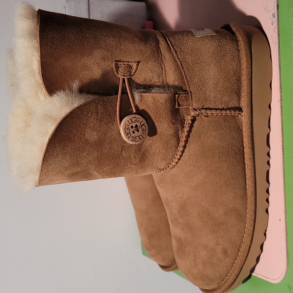 Uggs boots chestnut big kid USA size 4